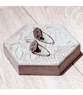 Pendientes Gaudí sobre baldosa