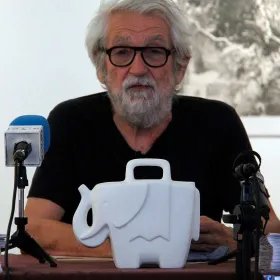 Elefas 2021 Jug with the author Oscar Tusquets