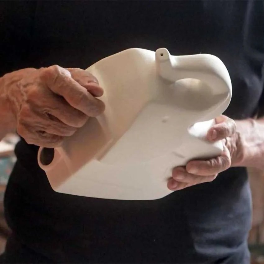 Elefas Jug 2021 Oscar Tusquets hands