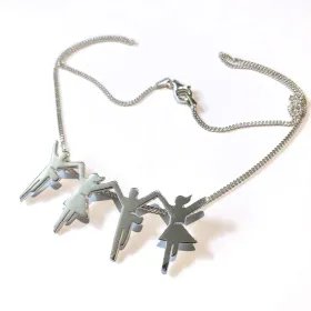 Pendentif Sardana Brillant avec chaîne en argent et fond blanc