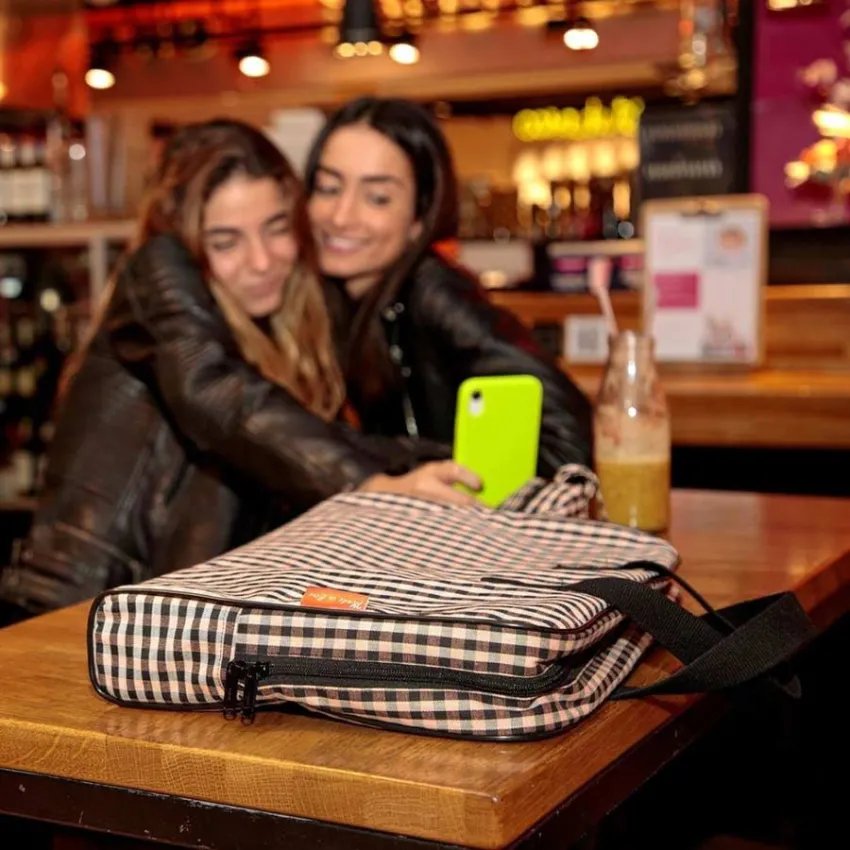 Bossa portadocuments farcell sobre taula