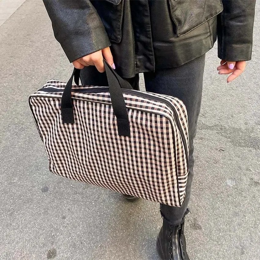 Bossa portadocuments farcell en la mano