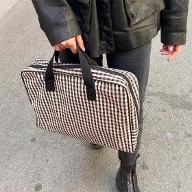 Bossa portadocuments farcell en la mano