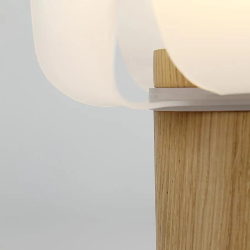 Ophelia est une lampe de table au design unique.