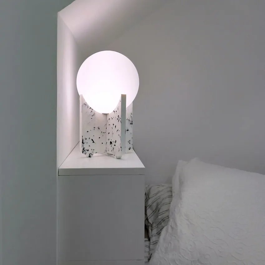 Nonet és una col·lecció de làmpades de sobretaula per a interiors