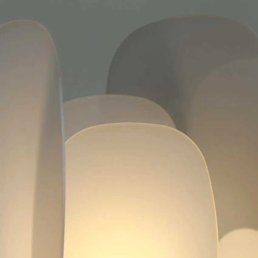 Ophelia est une lampe de table au design unique.