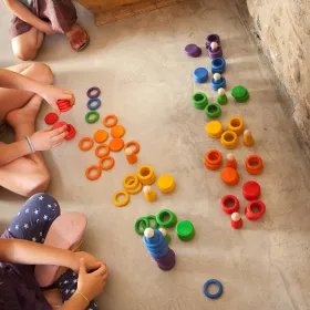 Nins, anelles i monedes Grapat, una invitació a l’exploració i a la imaginació.