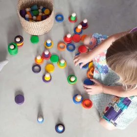 Nins, anelles i monedes Grapat, una invitació a l’exploració i a la imaginació.