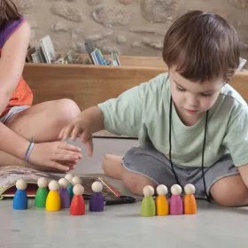 Nins en els colors de l'arc de Sant Martí de Grapat és una invitació a la imaginació