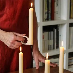 Kand: Una vela candelabro con esencia tradicional y diseño contemporáneo