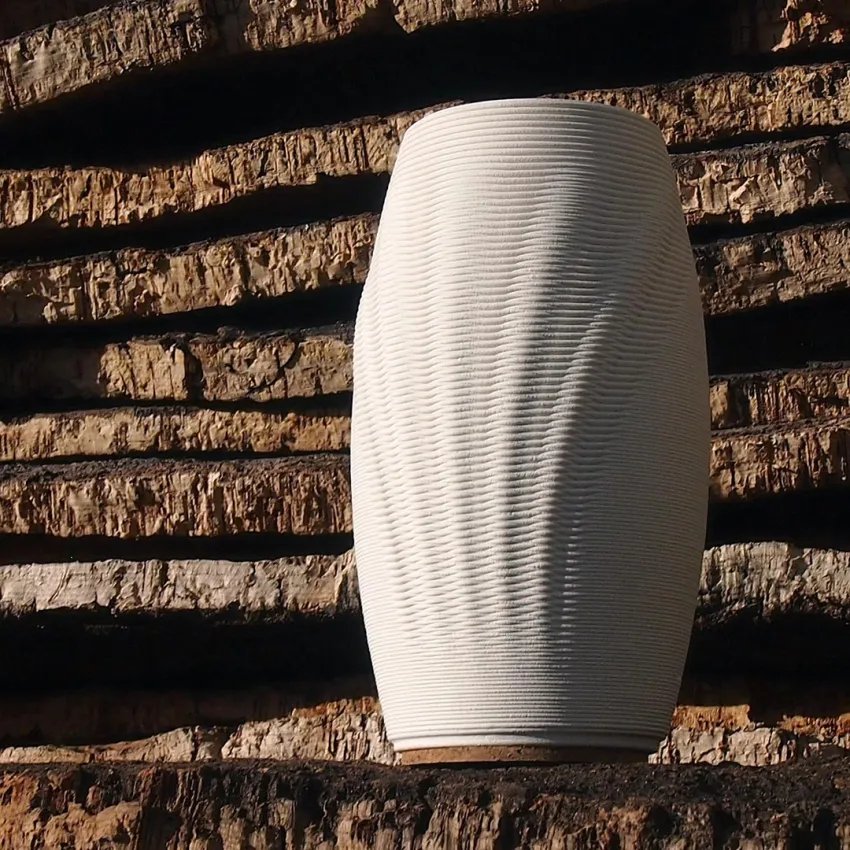 Vase Entrelaissé Rond est une pièce unique qui allie design algorithmique et artisanat