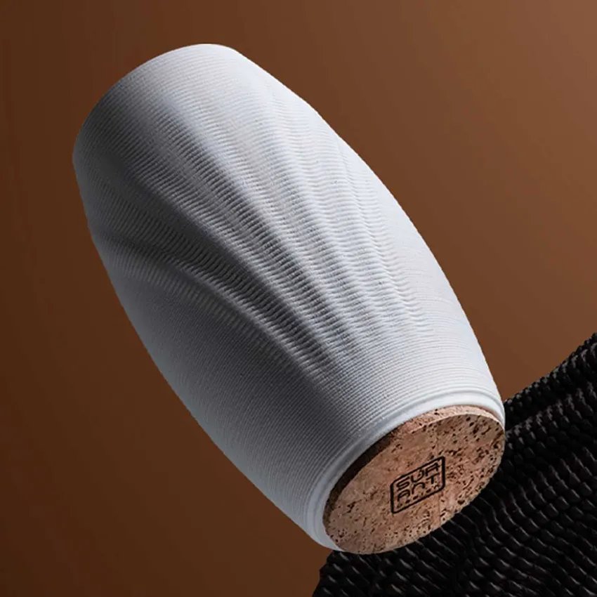 Vase Entrelaissé Rond est une pièce unique qui allie design algorithmique et artisanat