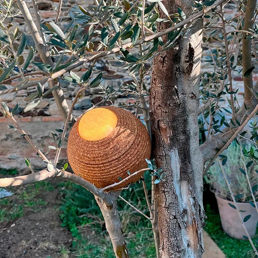 Terra, la llum de taula que fusiona la màgia de la natura amb la innovació tecnològica.