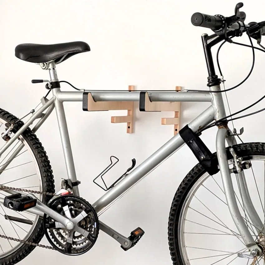 Suport de paret LA VOLTA per penjar la bici amb safata i penjadors