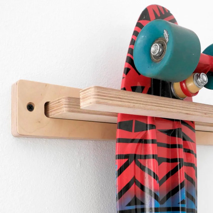 LA RAMPA – Wall mount for skateboards in natural birch plywood