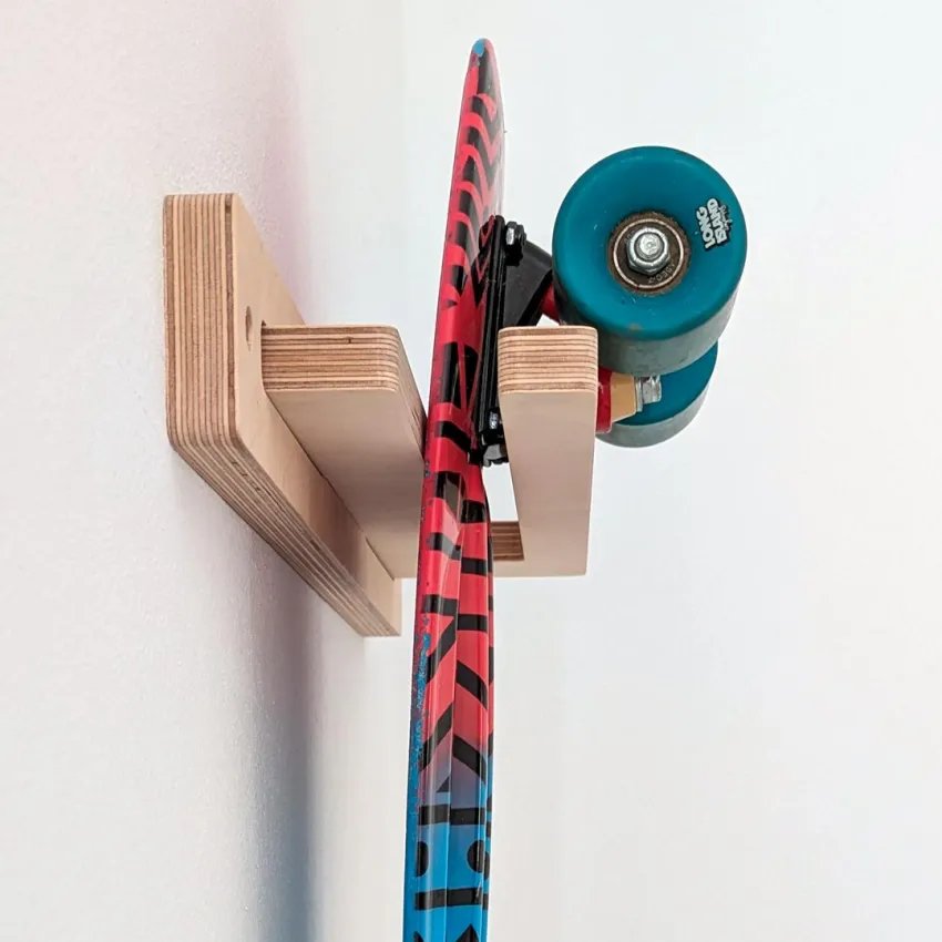 LA RAMPA – Wall mount for skateboards in natural birch plywood