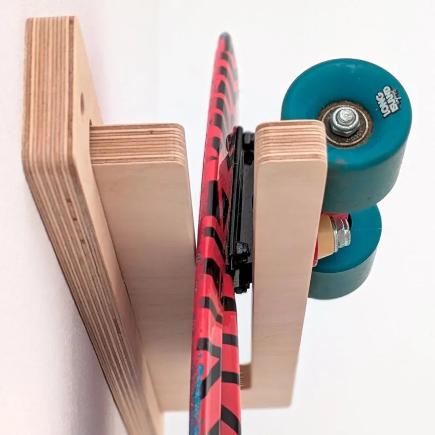 LA RAMPA – Wall mount for skateboards in natural birch plywood