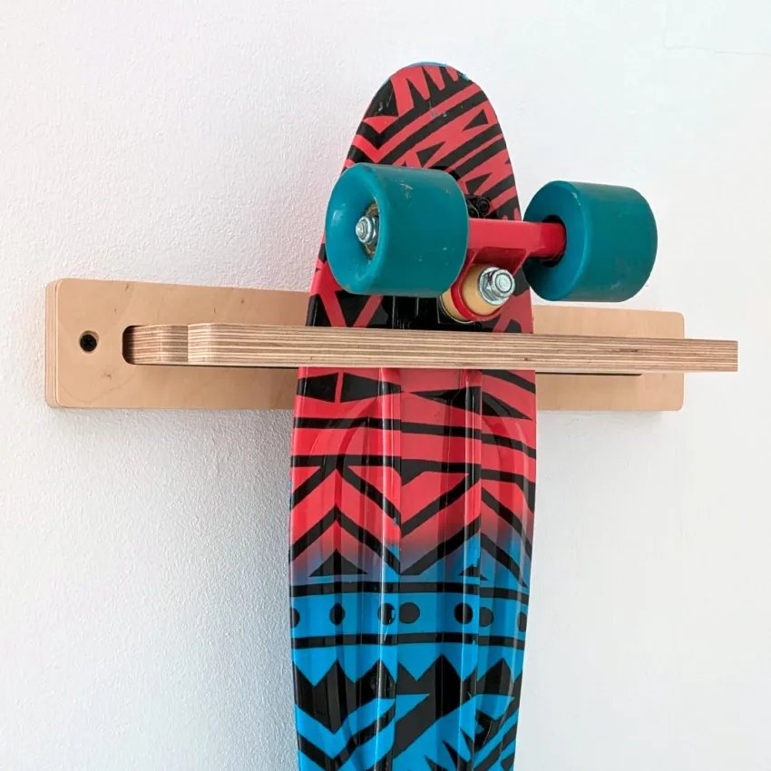 LA RAMPA – Wall mount for skateboards in natural birch plywood