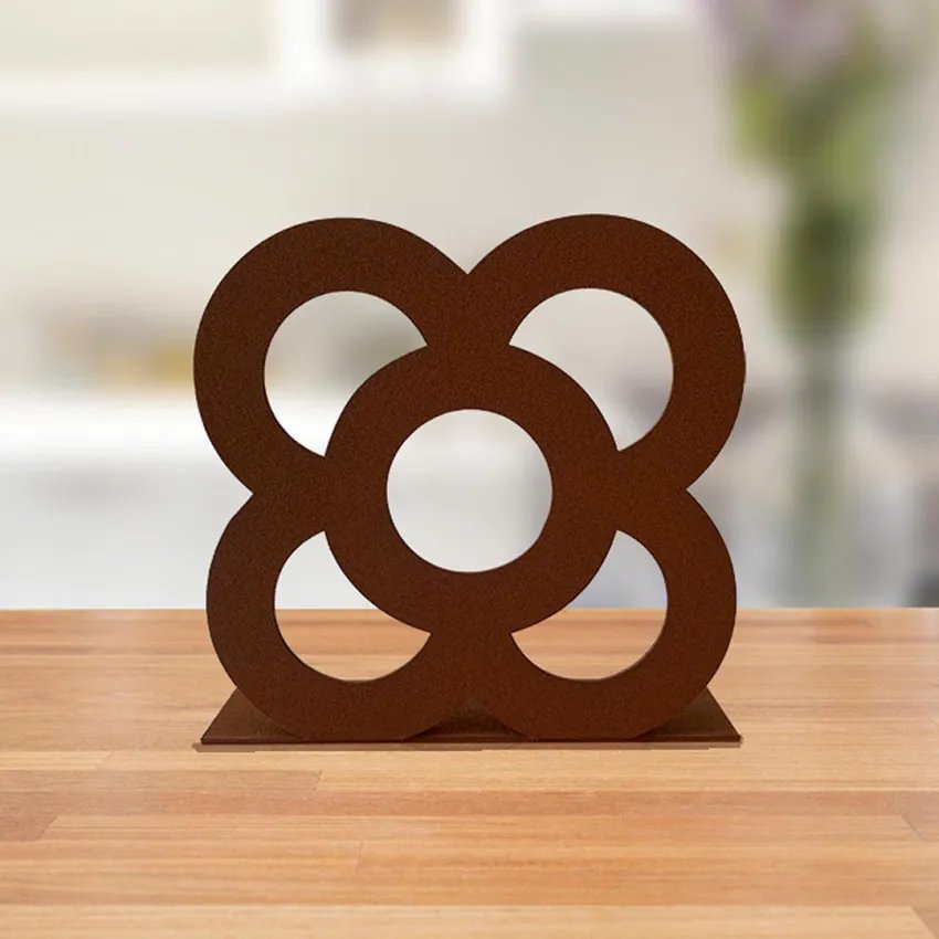 Panot Flor de Barcelona en metall oxidat – Disseny urbà icònic