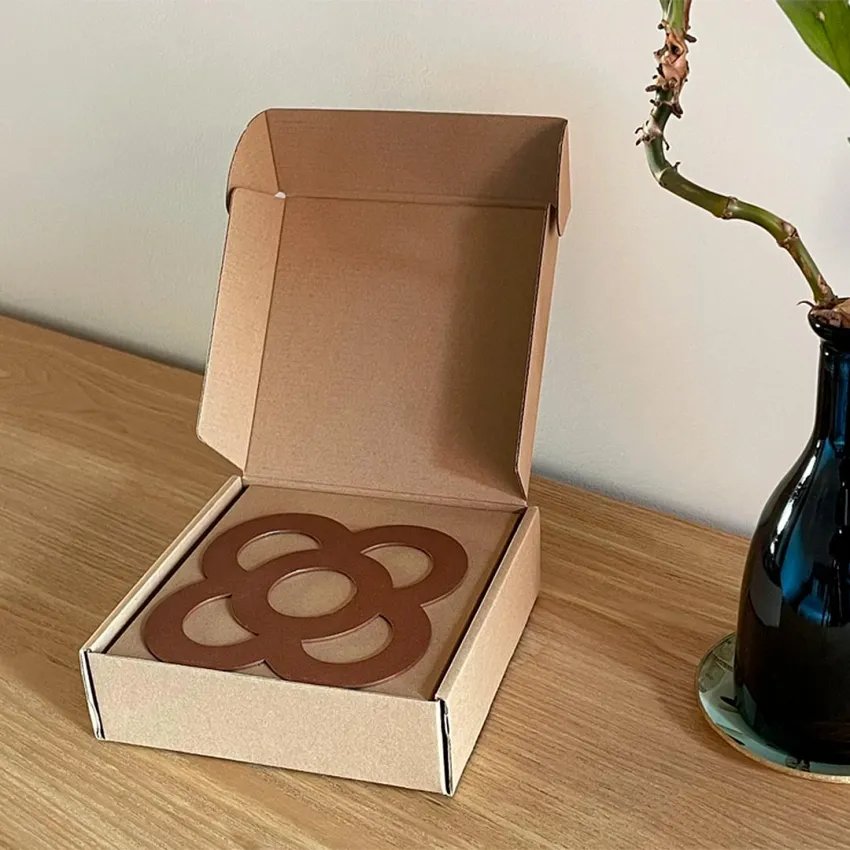 Panot Flor de Barcelone en métal oxydé – Design urbain emblématique