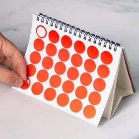 Calendrier de bureau Vinçon 2026 avec autocollants rouges