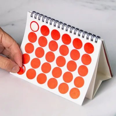 Vinçon 2026 desktop calendar with red stickers