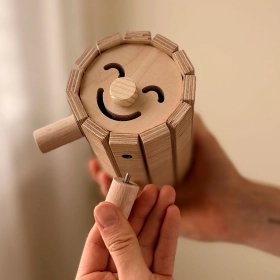 Tió de Navidad de madera – Disponible en 2 tamaños