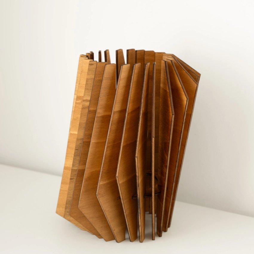 Lampe Industrielle en Bois – Artisanat de Barcelone