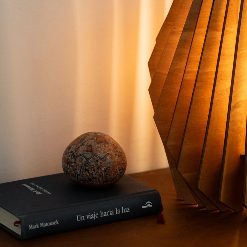 Lampe Industrielle en Bois – Artisanat de Barcelone