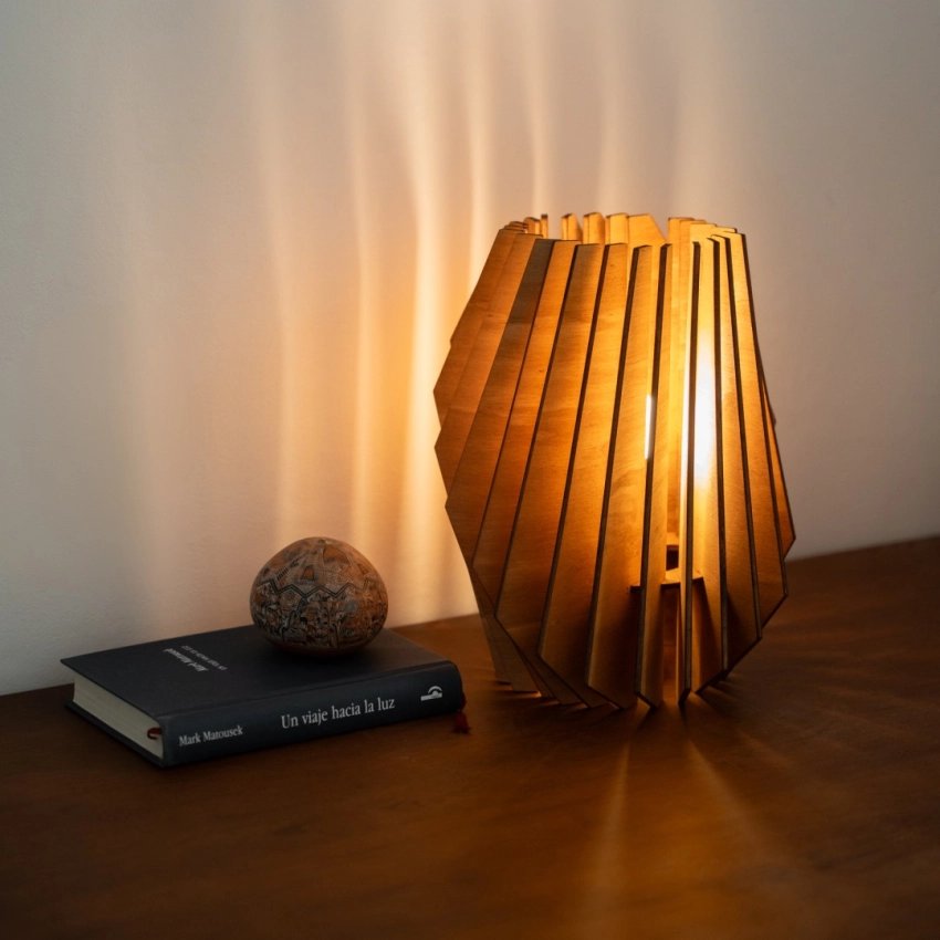 Lampe Industrielle en Bois – Artisanat de Barcelone