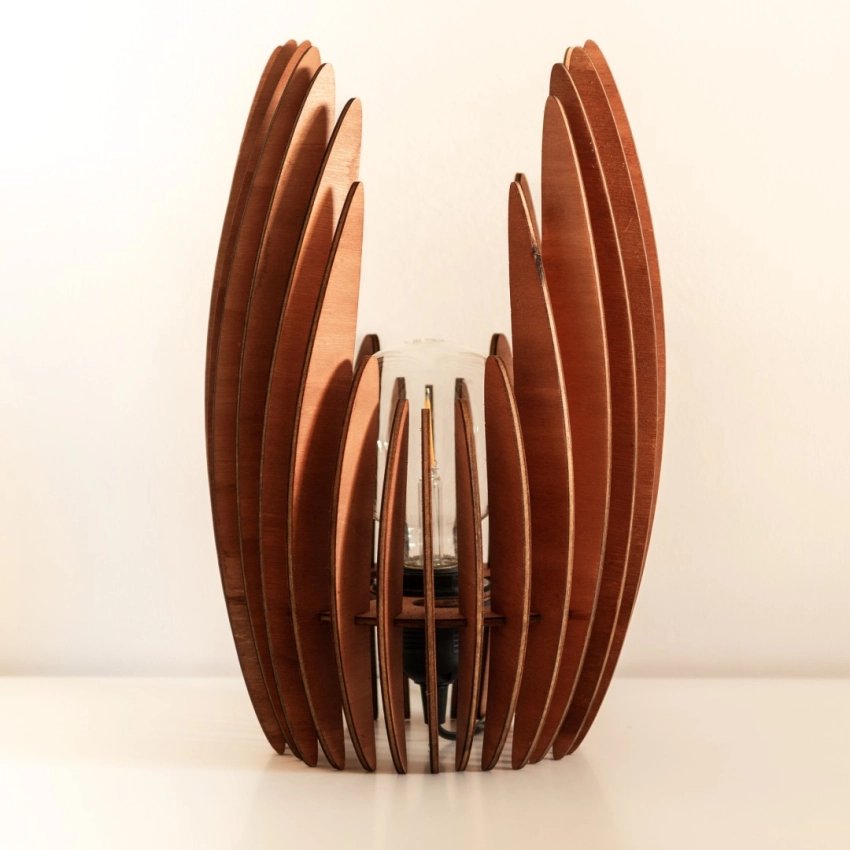 Làmpada Corbada de fusta – Artesania contemporània de Barcelona