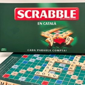 Scrabble en Català – Joc de paraules clàssic amb fitxes de fusta