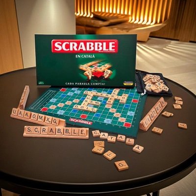 Catalan Scrabble – Classic word game with wooden tilesn Catalán – Juego clásico de palabras con fichas de madera