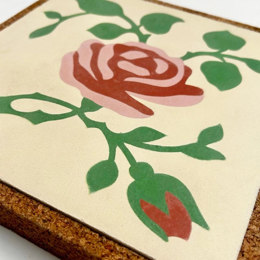 Baldosas hidráulicas modernistas con diseños geométricos, florales y simétricos. Fabricadas artesanalmente, ideales como salvama