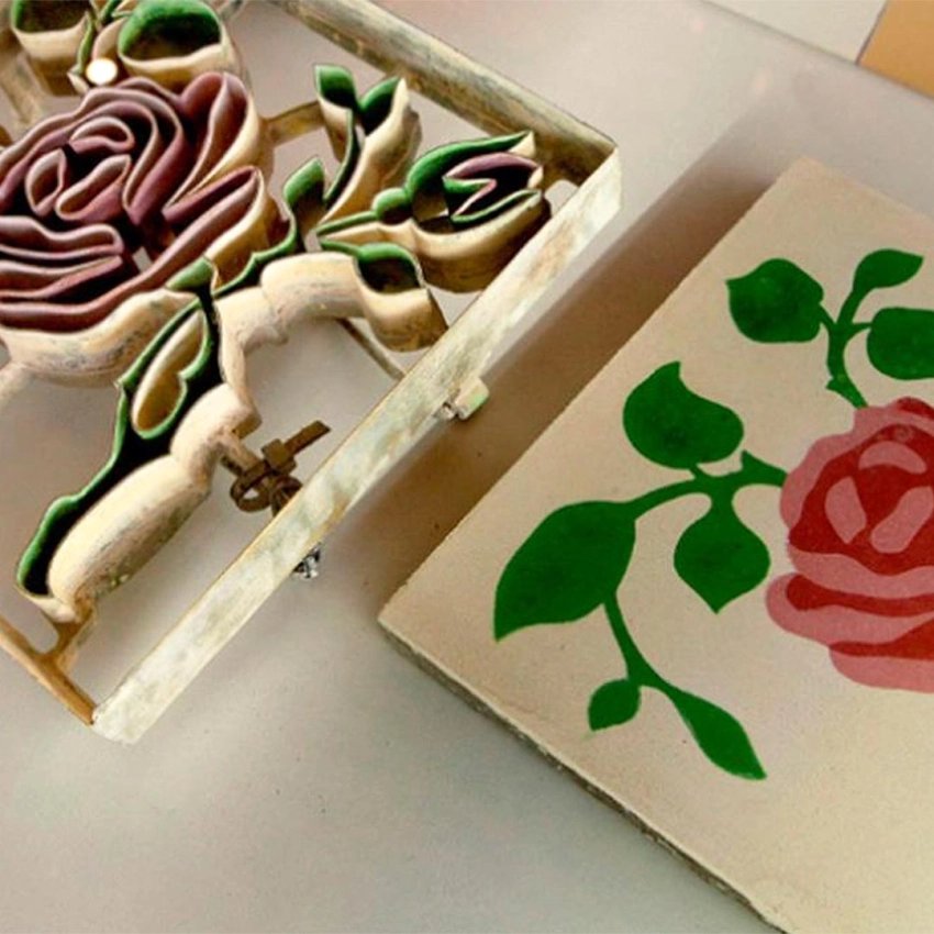 Baldosas hidráulicas modernistas con diseños geométricos, florales y simétricos. Fabricadas artesanalmente, ideales como salvama