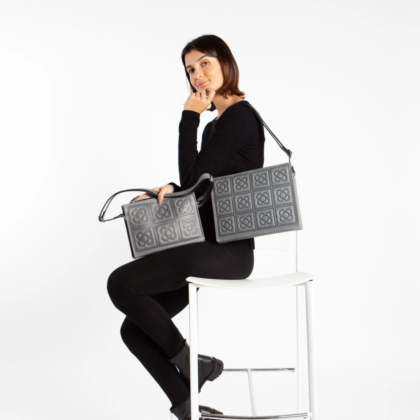 Sac bandoulière Fleur de Barcelone en cuir gravé