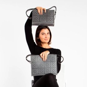 Sac bandoulière Fleur de Barcelone en cuir gravé