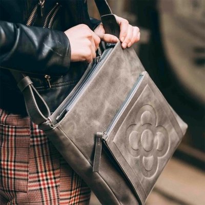 Bolso bandolera panot de Barcelona en piel grabada