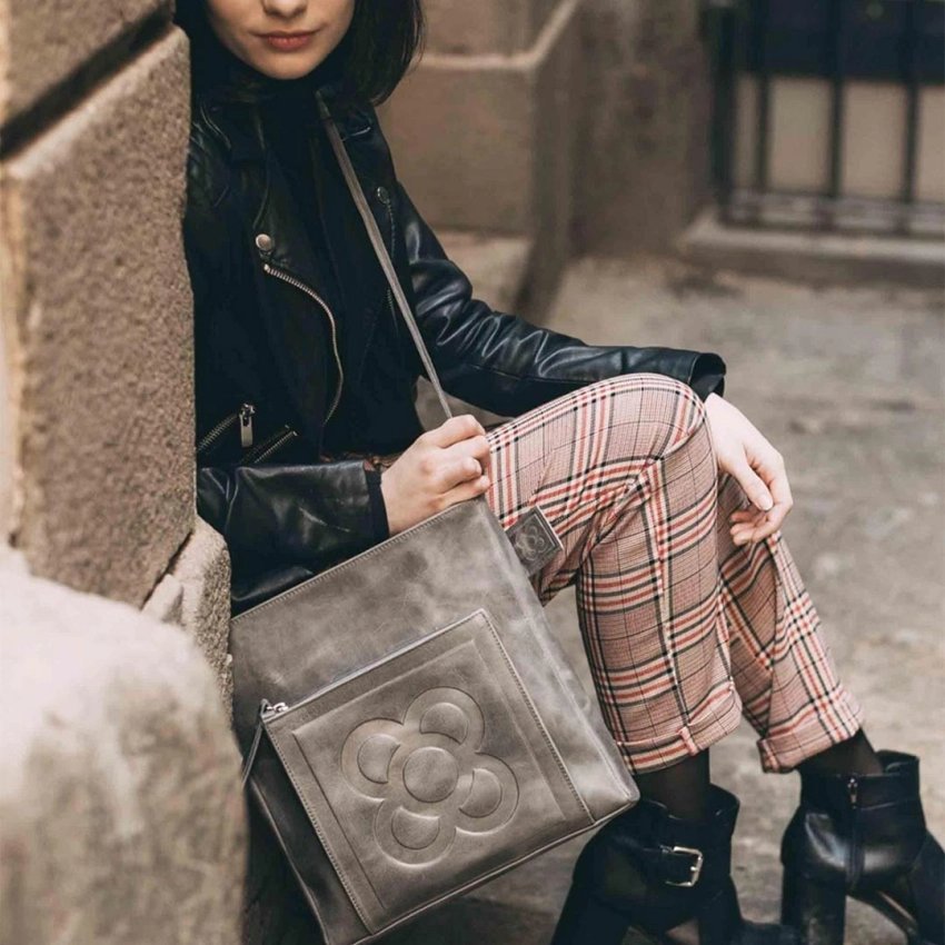 Bolso bandolera panot de Barcelona en piel grabada