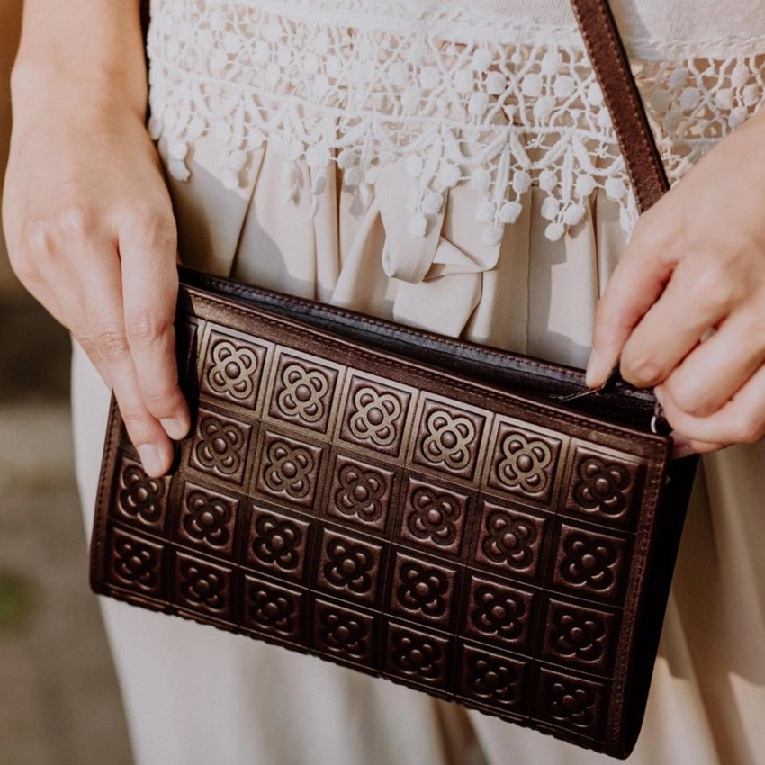 Pochette Fleur de Barcelone en cuir gravé