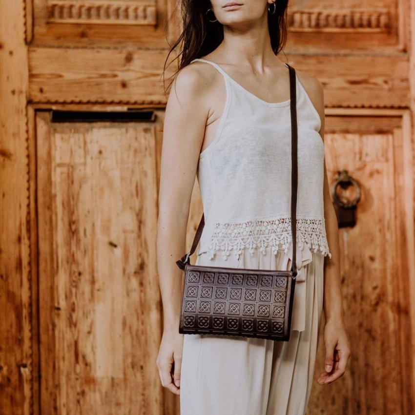 Bossa clutch Flor de Barcelona en pell gravada