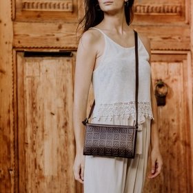 Bolso clutch Flor de Barcelona en piel grabada