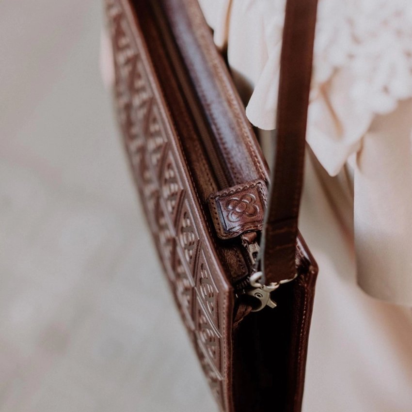 Bossa clutch Flor de Barcelona en pell gravada