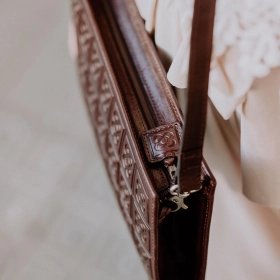 Bolso clutch Flor de Barcelona en piel grabada