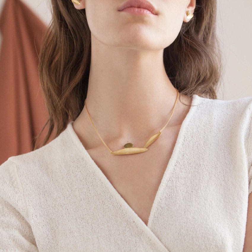 Short gold leaf necklace olive enamel 24K