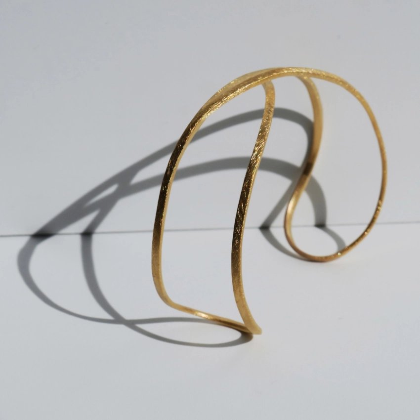 Pulsera escultórica dorada baño de oro 24K