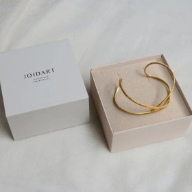 Pulsera escultórica dorada baño de oro 24K