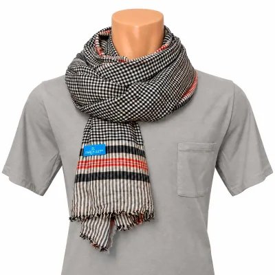 Pañuelo de cuello negro al cuello camiseta gris
