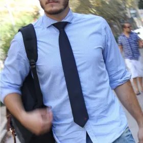 Corbata azul puesta modelo