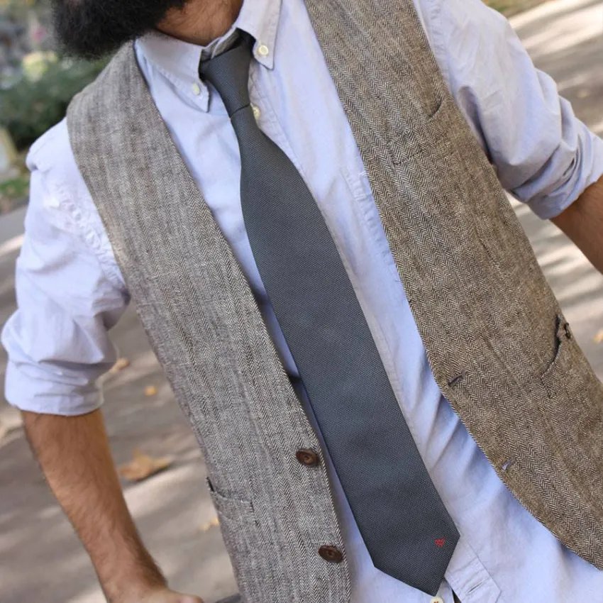 Cravate grise sur le modèle